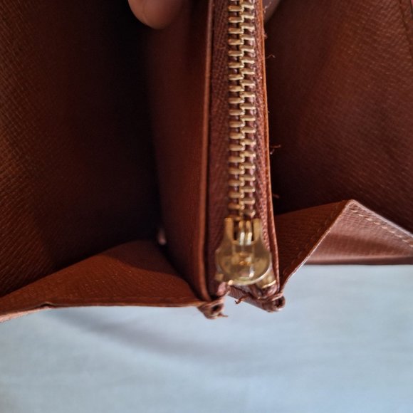 FINAL Sale! 💯 % Authentic LV Sarah Wallet vintage, good condition. - Picture 5 of 16